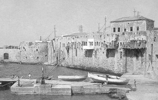 ميناء عيسى العوام ومياه البحر الت كانت تداعب جدران خان العمدان وبوابة البحر التي تطل على الميناء 2 2