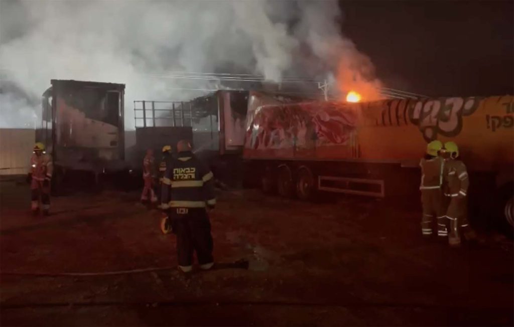 حريق في موقف شاحنات