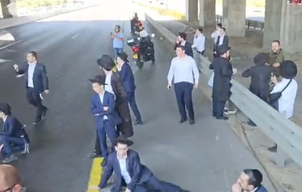 المتدينين اليهود يتظاهرون