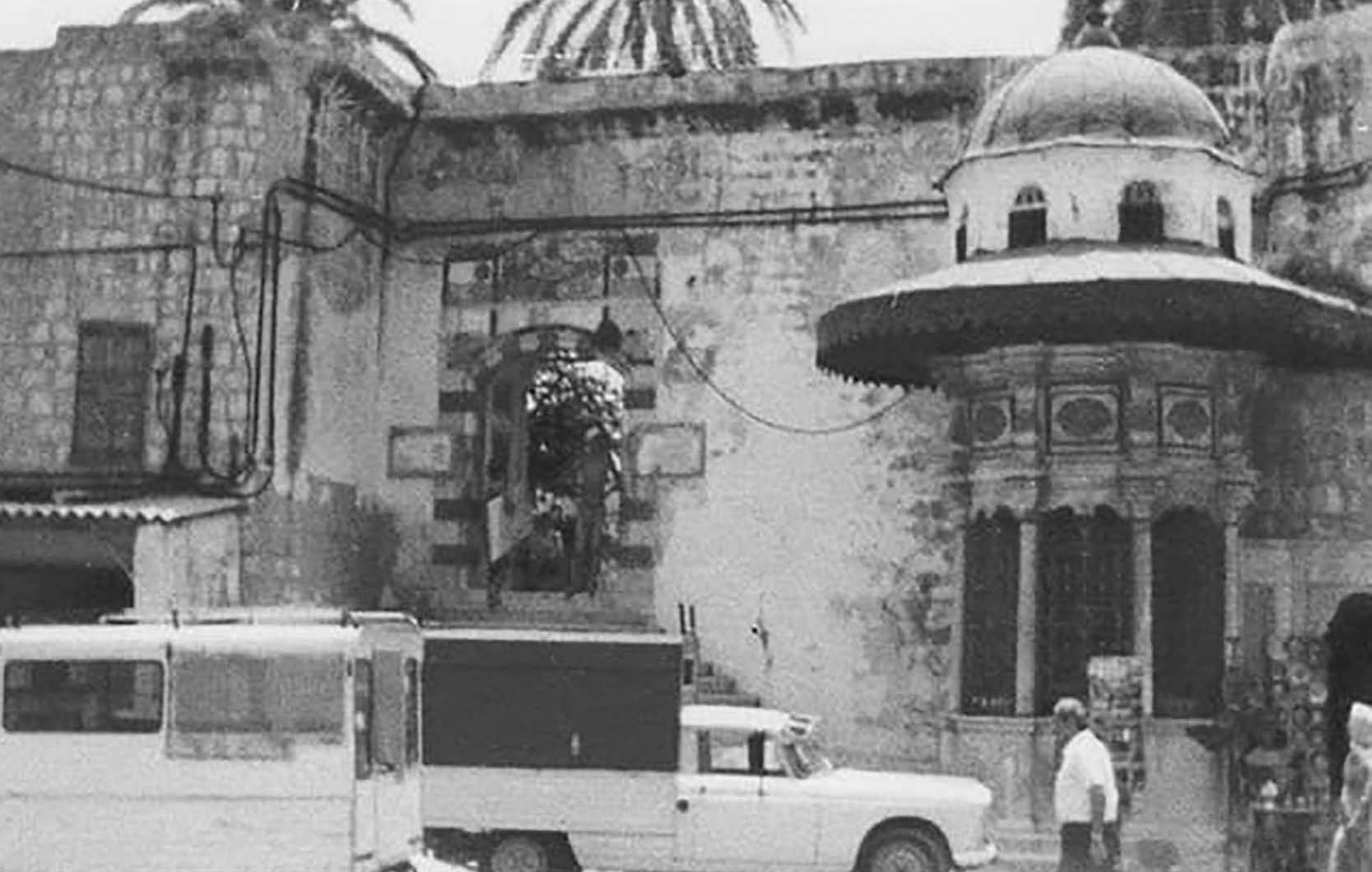 سبيل الطاسات بجانب مدخل جامع الجزار عام 1980 2