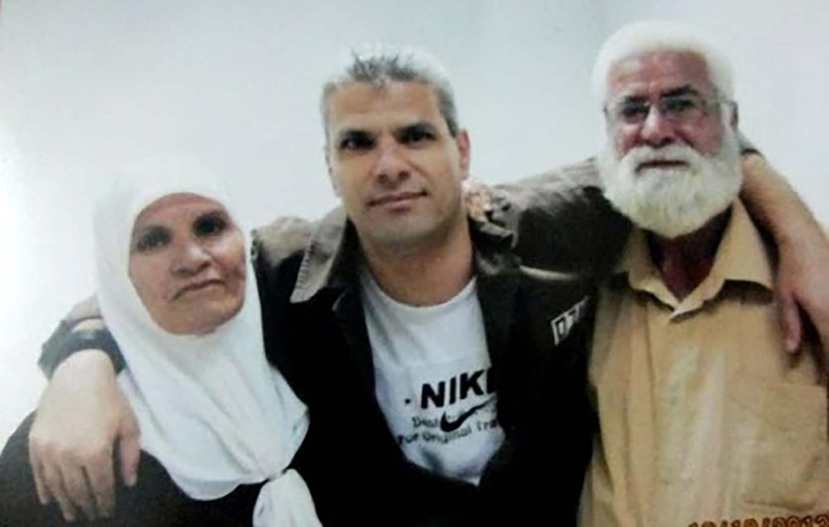 صورة هيثم جابر ووالديه