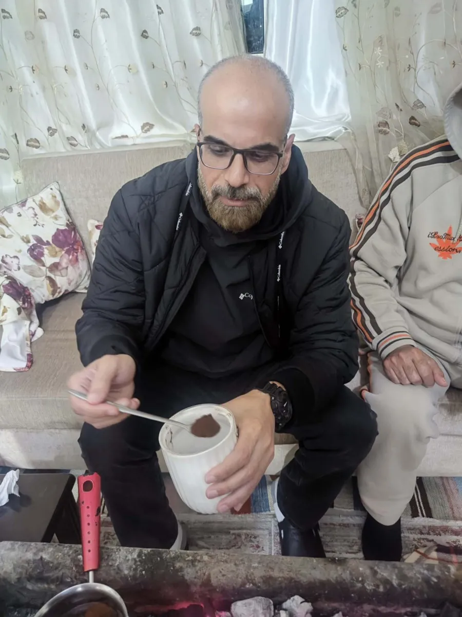 صورة هيثم يحضّر القهوة الحيفاويّة