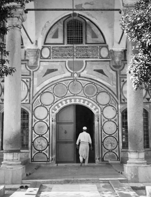 عكا: مدخل جامع الجزار 1933.. 2