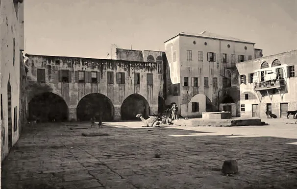 جمل وبركة مياه تتوسط خان الافرنج عام 1930 2