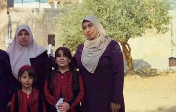 صورة لينا محتسب وبناتها