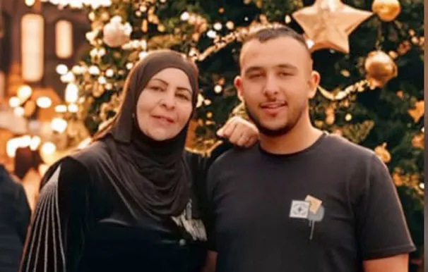 صورة ميسر وابنها