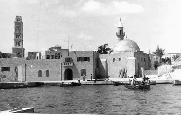 مدينة عكا الساحلية في فلسطين المحتلة 1933 مسجد سنان باشا وبرج الساعة الحميدية والميناء الشرقي