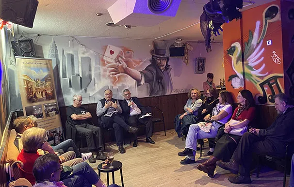 صورة حسن والمنصة والحضور