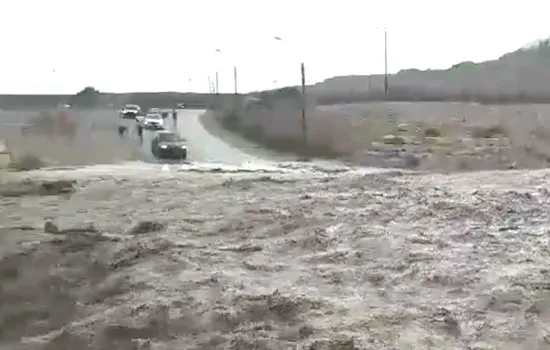 فيضانات واغلاق طرق