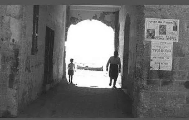 مدخل ميناء عيسى العوام عام 1959 اسفل بناية الجمرك التي تم هدمها لاحقا