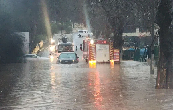 غرق مركبات - شتاء - امطار تصوير سلطة الإطفاء