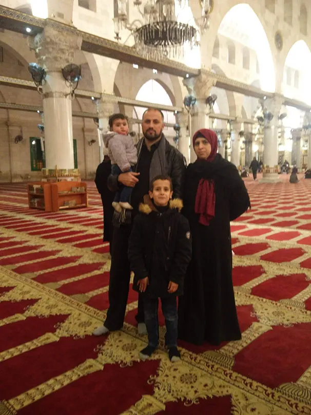 صورة عائشة عساف والعائلة