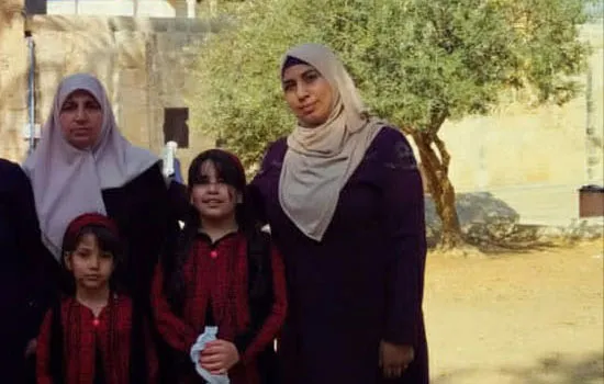 صورة لينا محتسب وبناتها