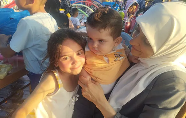 صورة ولاء حوتري وأولادها