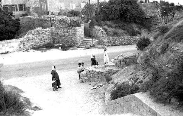 مدخل المدينه بجانب سجن عكا 2