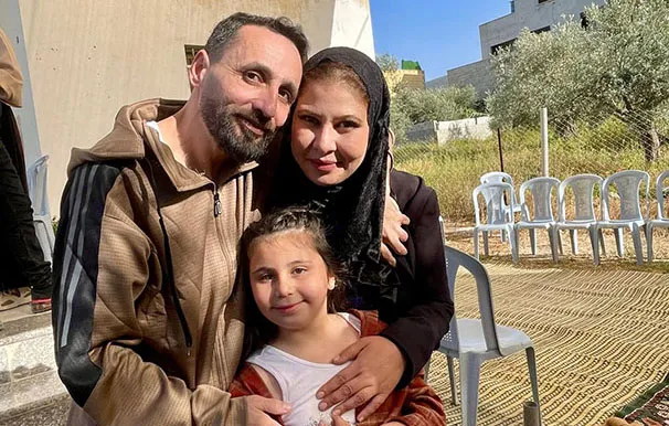 صورة أسيل وبنتها وزوجها