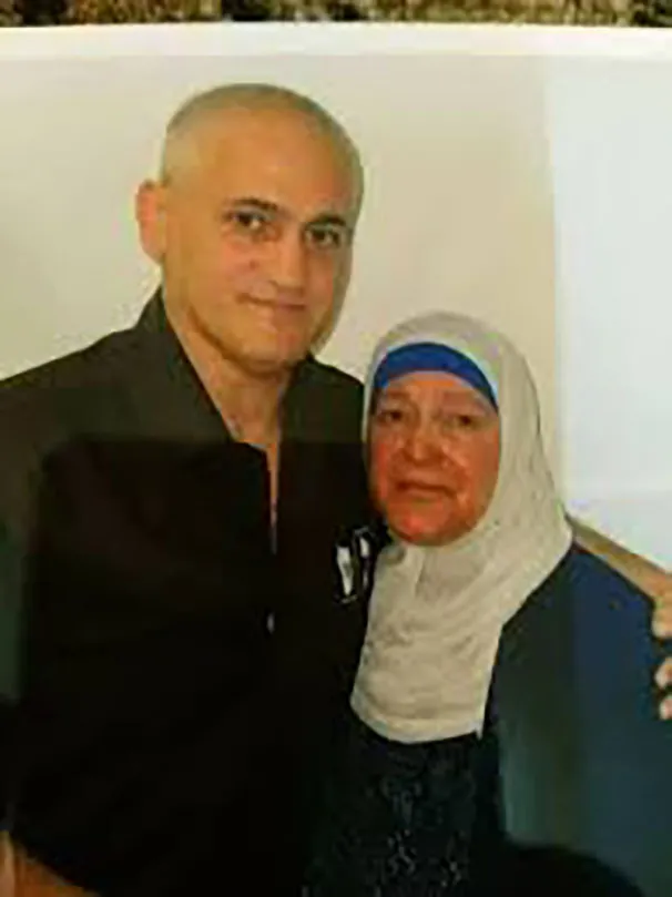 صورة منذر ووالدته