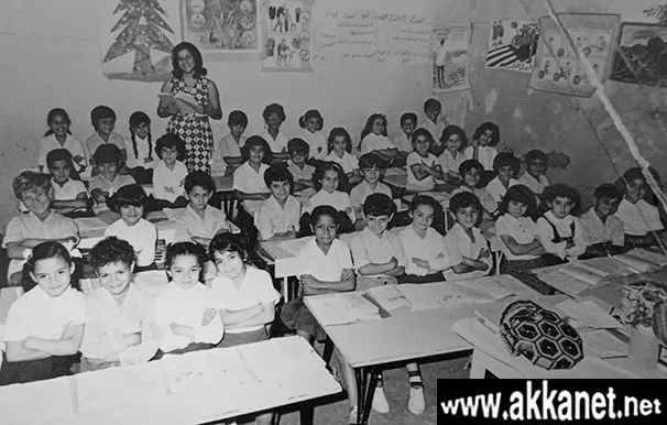 طلاب الصف الثاني مع المعلمة سعاد في مدرسة تيراسنطة عام 1974