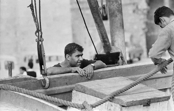 صيادين يرممون المراكم