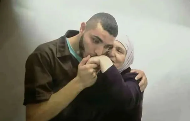 صورة يحيى حج حمد ووالدته