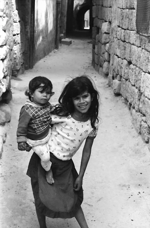 דיבה עדאדה ואחותה חיאת في حارة الدبسي تصوير ابراهيم الياس