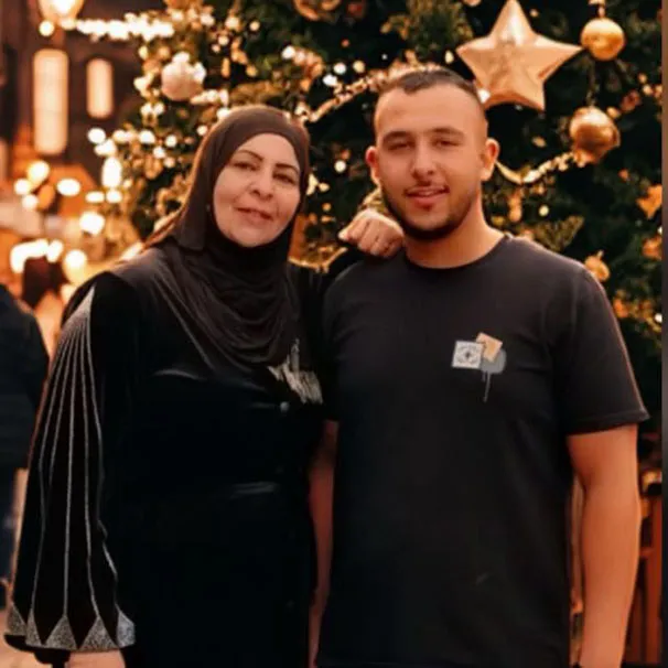 صورة ميسر وابنها