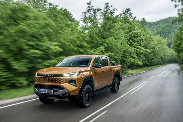 2026 Hilux Hybrid 48v Invincible Sulphur Yellow Dynamic 007