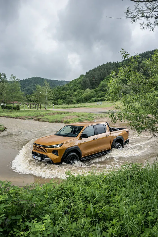2026 Hilux Hybrid 48v Invincible Sulphur Yellow Dynamic 020