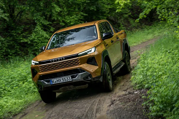 2026 Hilux Hybrid 48v Invincible Sulphur Yellow Dynamic 026