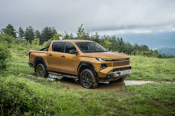 2026 Hilux Hybrid 48v Invincible Sulphur Yellow Static 007