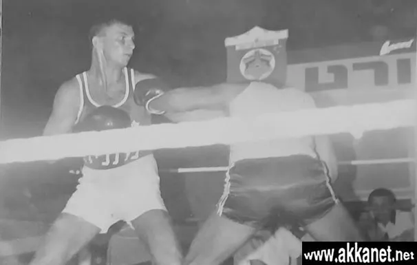 الملاكم مكيد خالدي ولاعب روسي خلال احدى المباريات 2 2 2