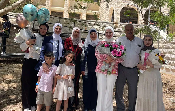 'صورة جولان وتخرّجها