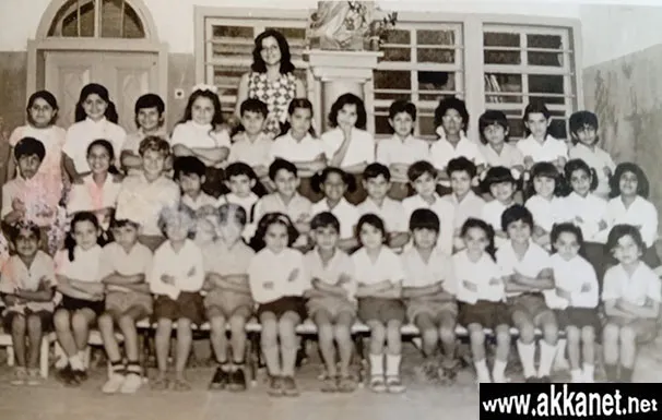 عكا… طلاب الصف الثاني مع المعلمة سعاد في مدرسة تيراسنطة عام 1974 2