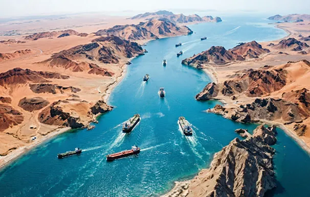 مضيق هرمز وناقلات نفط تعبر